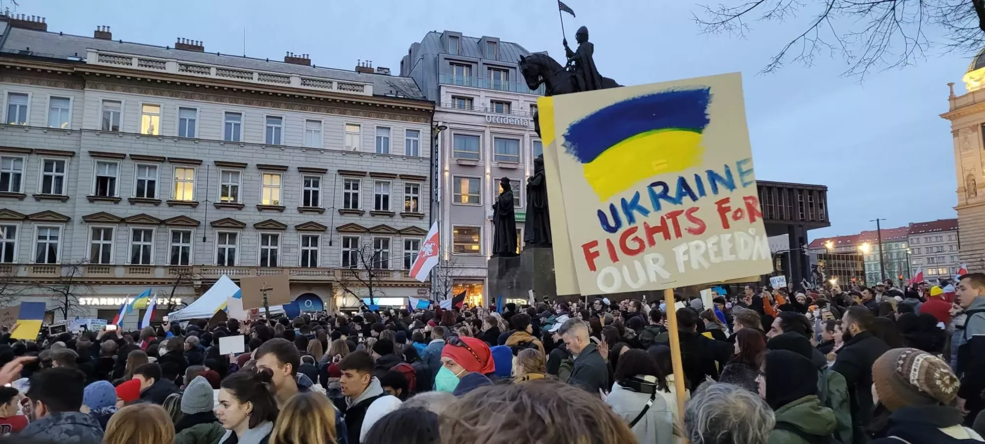 Lidé na demonstraci na podporu Ukrajiny v Praze.