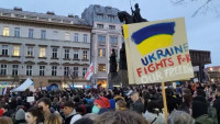 Lidé na demonstraci na podporu Ukrajiny v Praze.