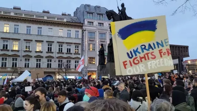 Lidé na demonstraci na podporu Ukrajiny v Praze.