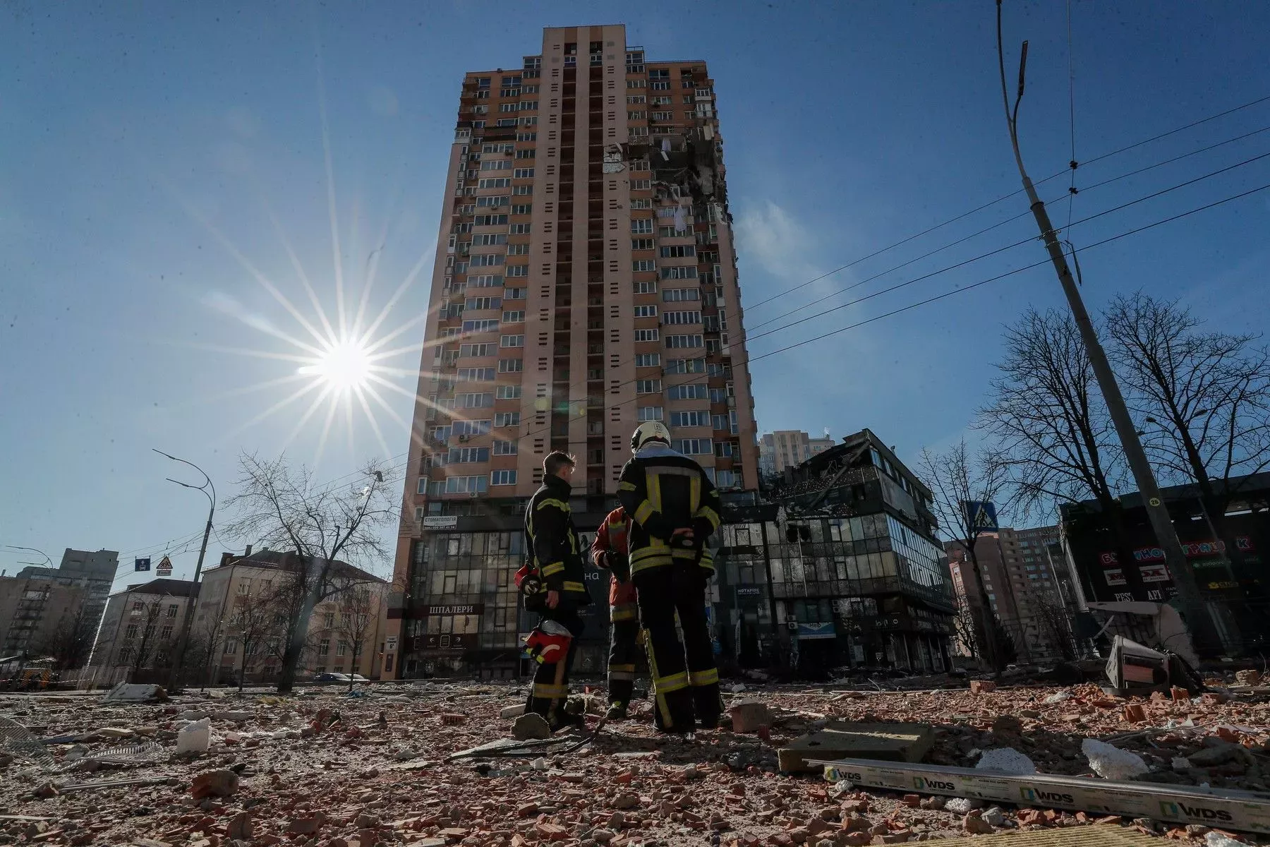 Raketa zasáhla obytný dům v Kyjevě