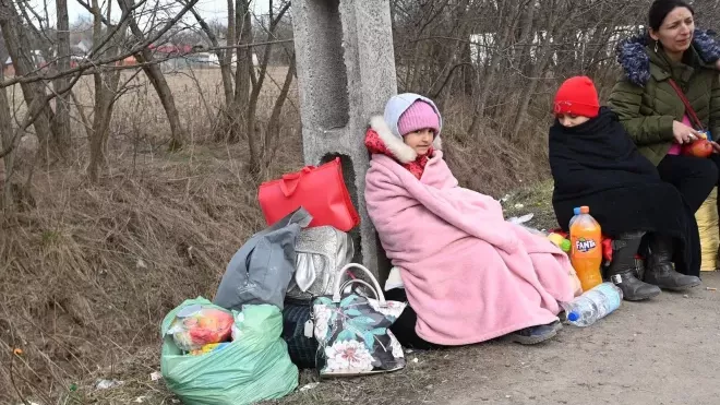 Ukrajinské ženy a děti čekají na hranicích s EU v mrazech desítky hodin