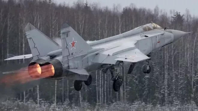 Ruskou leteckou základnou na Krymu otřásly exploze, jeden mrtvý