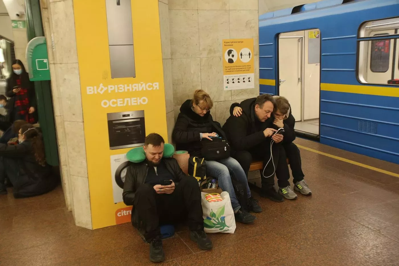 Lidé se ukrývají v kyjevském metru, ilustrační foto.
