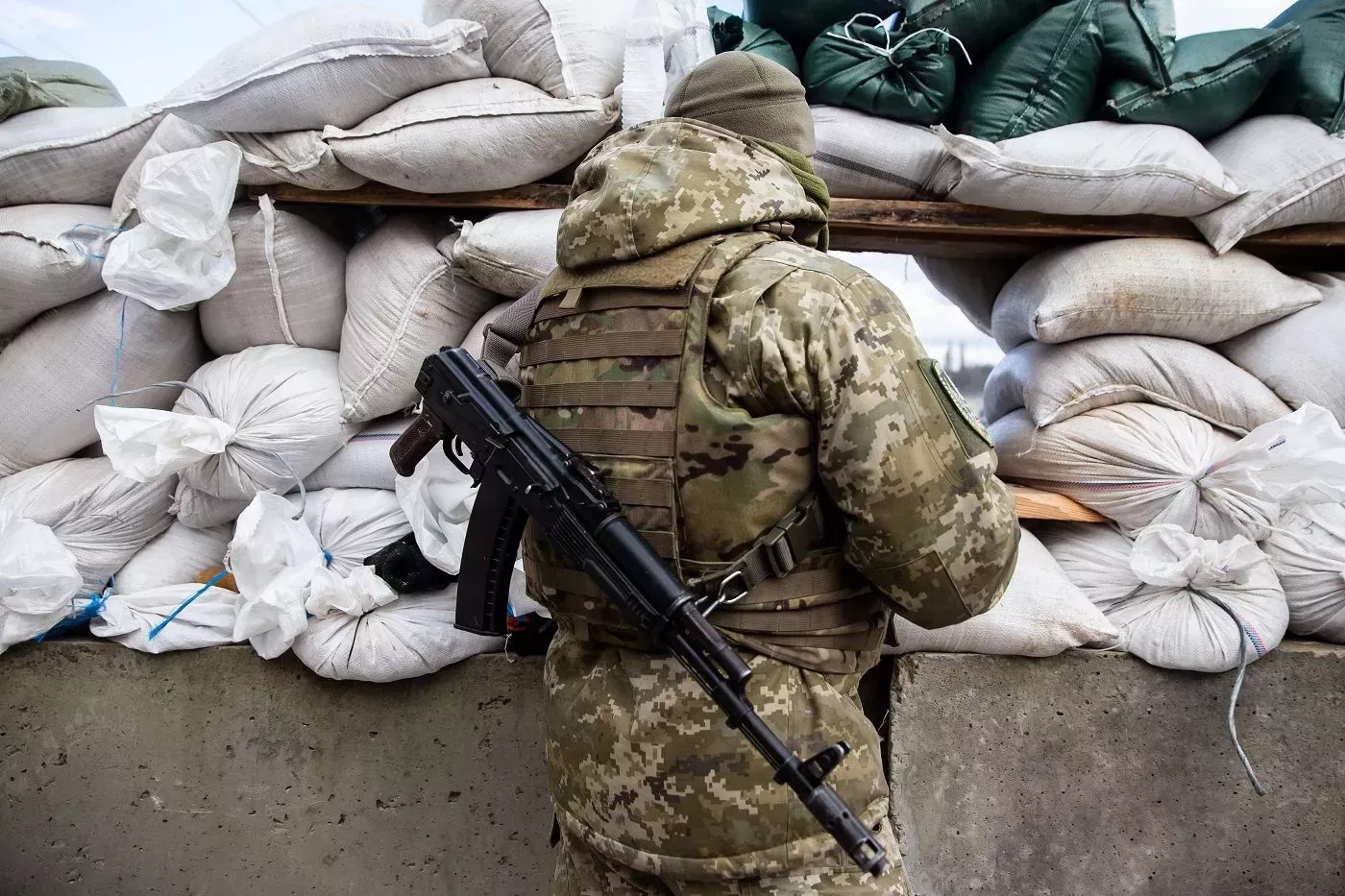 Ukrajinci brání svou zem před ruskými invazními vojsky.