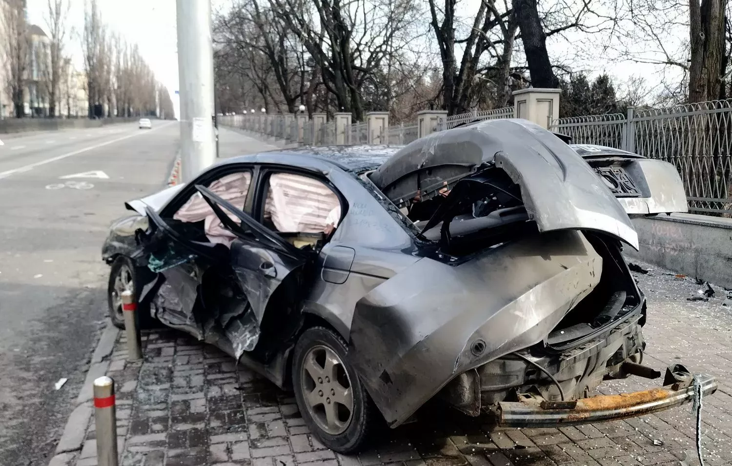 Automobil zasaženy ruskou střelou (4.3.2022, Kyjev, Ukrajina)