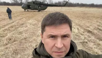 Ukrajinský poradce prezidenta Volodymyra Zelenského Mykhailo Podoliyak při cestě na jednání s Ruskem