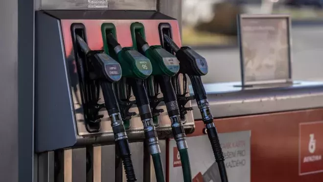 Cena benzinu v Česku poprvé za více než pět měsíců klesla pod 42 korun. Litr naturalu se aktuálně u čerpacích stanic prodává v průměru za 41,99 koruny za litr. Před týdnem byl o 2,42 koruny dražší. Na nejnižší úroveň od prvního březnového víkendu klesla cena nafty.