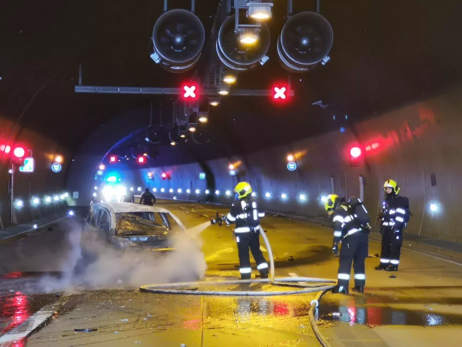 Požár po nehodě v tunelu zastavil provoz na Pražském okruhu, jeden mrtvý