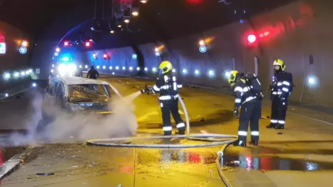Požár po nehodě v tunelu zastavil provoz na Pražském okruhu, jeden mrtvý