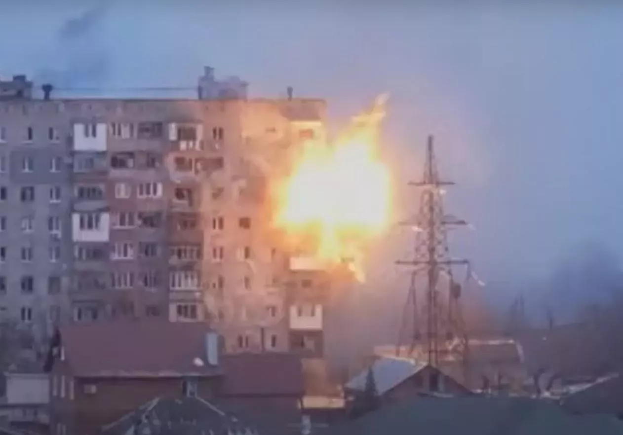 Agentura AP natočila ruský tank střílející na obytný blok v Mariupolu