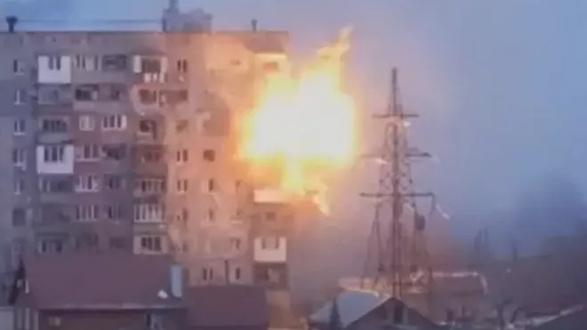 Agentura AP natočila ruský tank střílející na obytný blok v Mariupolu