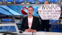 Ovsjannikovová se objevila s protiválečným vzkazem v živém vysílání ruské televize.