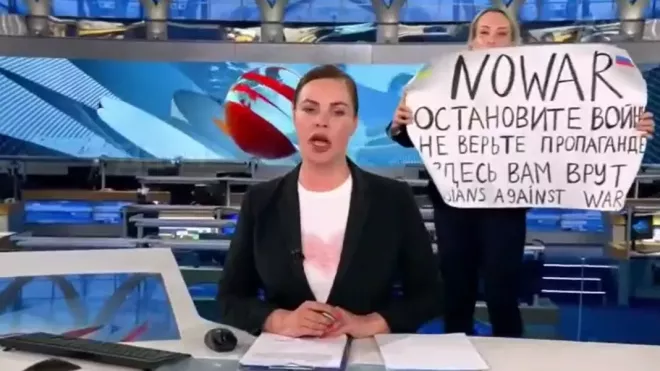 Žena se objevila s protiválečným vzkazem v živém vysílání ruské televize.