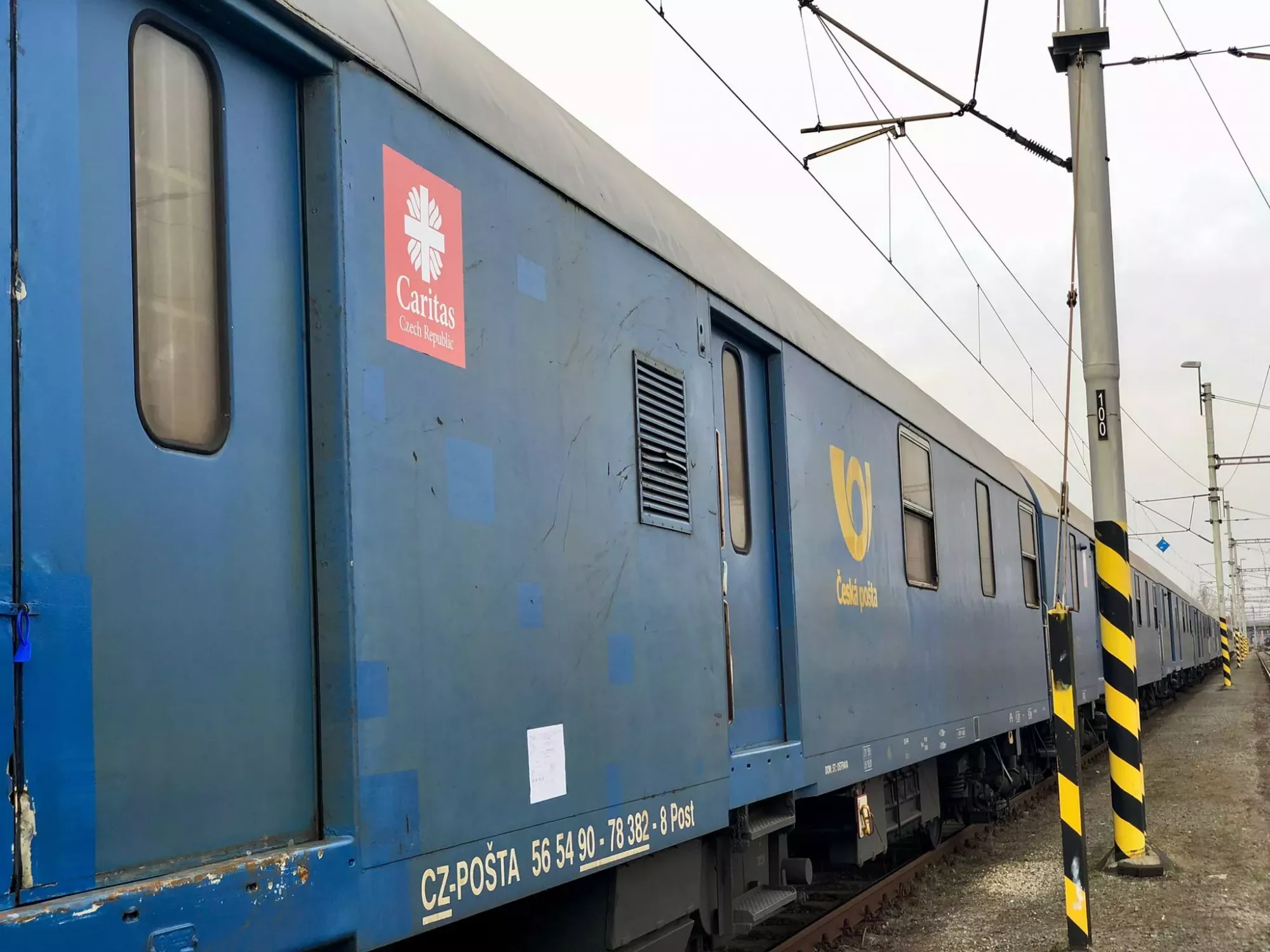 Nákladní vlak Českých drah s humanitární pomocí