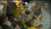Ruští astronauti měli při příletu na ISS kombinézy v ukrajinských barvách?