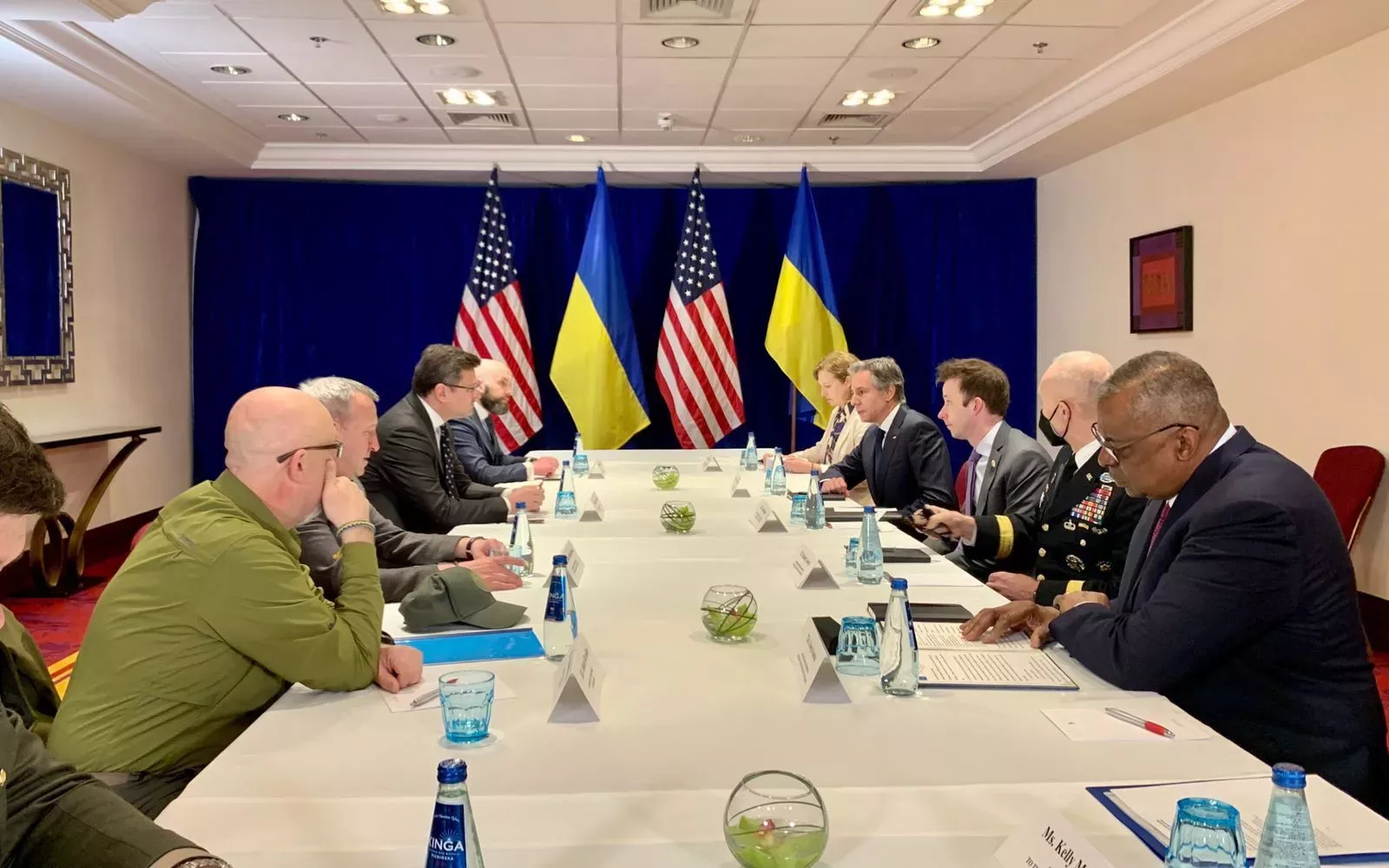 Ukrajinští ministři obrany a zahraničí během jednání s protějšky z USA a Bidenem.