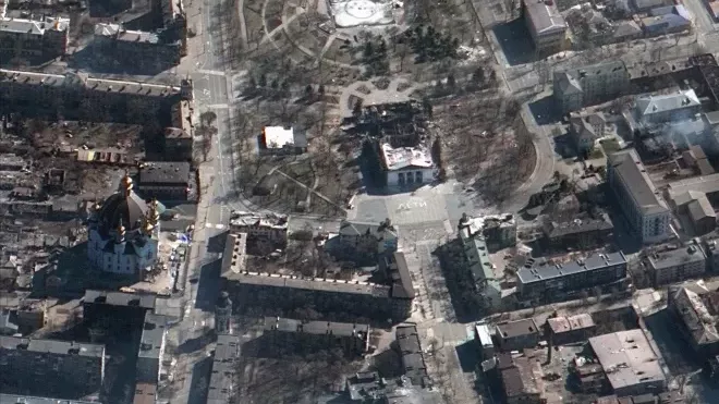 Satelitní snímky ukazují zkázu v Mariupolu