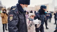 Ruská policie zatýká lidi, protestující proti Putinovi, photo by Kirill Kruglikov