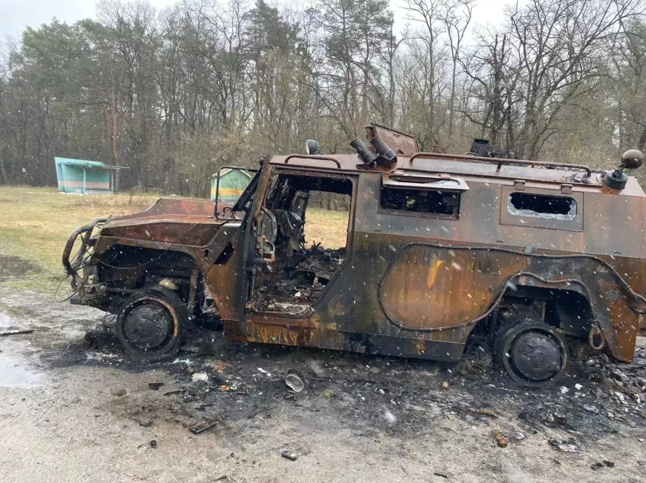 Hromada rozbitého a spáleného ruského šrtou "zdobí" trasu z Černihiva směrem na Kozeltsi. Stejní Putinovi vrazi buď leželi mrtví na ukrajinské zemi, nebo zbaběle utekli (3. dubna 2022).