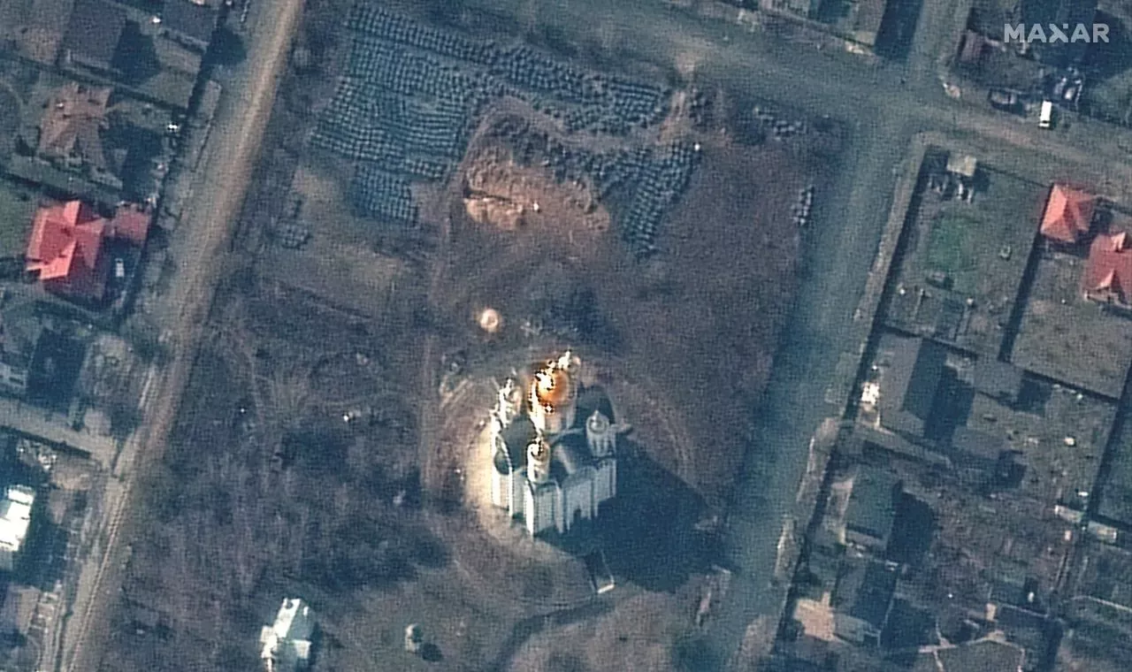 Americká společnost Maxar zveřejnila satelitní snímek ukrajinského města Buča z 31. března, na kterém je patrný asi 15 metrů dlouhý příkop v areálu místního kostela svatého Ondřeje; zde se později našel masový hrob.