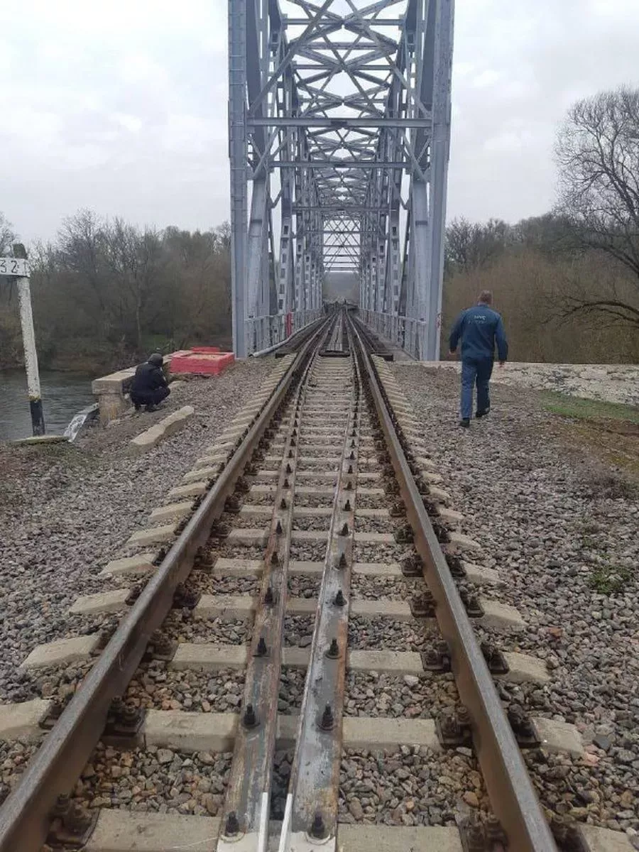 Ruskou železniční trať nedaleko ukrajinských hranic někdo poškodil