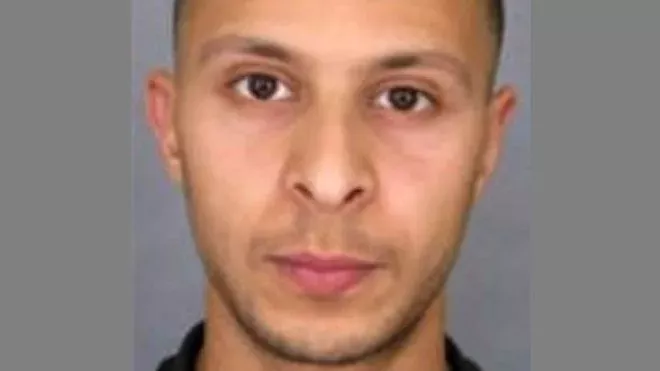 Francouzský soud dnes odsoudil na doživotí bez možnosti předčasného propuštění Salaha Abdeslama, jediného přeživšího ze strůjců teroristických útoků v Paříži v roce 2015. Z terorismu kromě něj dříve uznal vinnými také dalších 18 obžalovaných. Při atentátech na hudební klub Bataclan a další místa v Paříži zemřelo 13. listopadu 2015 až 130 lidí.