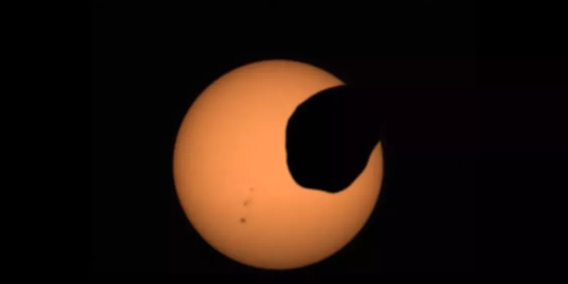 Rover Perseverance natočil video s marsovským zatměním Slunce