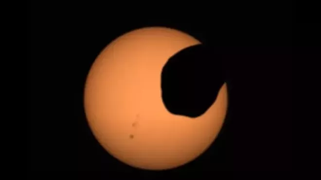Rover Perseverance natočil video s marsovským zatměním Slunce