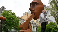 V Kyjevě stojí nová socha Vladimira Putina, v ústech má pistoli, kterou sám drží