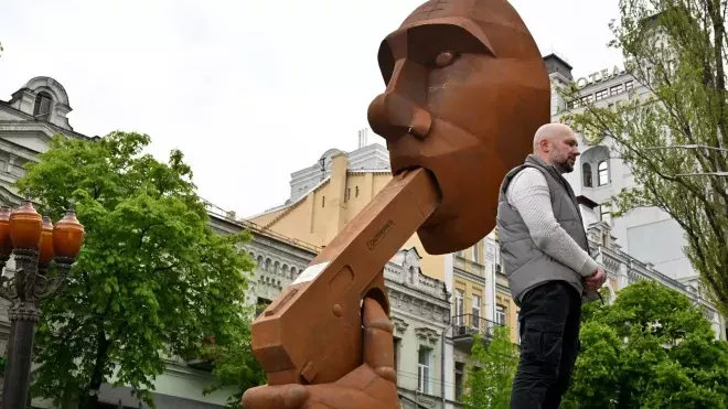 V Kyjevě stojí nová socha Vladimira Putina, v ústech má pistoli, kterou sám drží