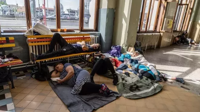 Situace ukrajinských uprchlíků na hlavním nádraží v Praze, kteří jsou převážně romského původu, si všiml britský deník The Guardian. V reportáži, kde ji označil jako "hnisající krizi", popisuje, jak na nádraží nocují stovky lidí v nehygienických podmínkách, a zabývá se postupem českých úřadů.