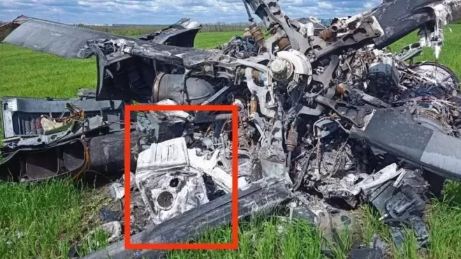 Polemiky na sociálních sítích vyvolal snímek torza domácího spotřebiče v troskách ruského vrtulníku sestřeleného na Ukrajině. 