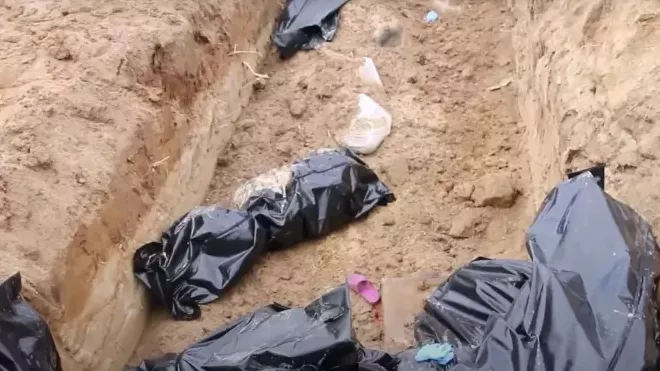 Hromadný hrob nalezený na Ukrajině
