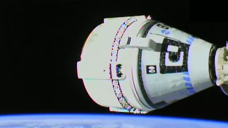 kosmická loď CST-100 Starliner dokuje na ISS