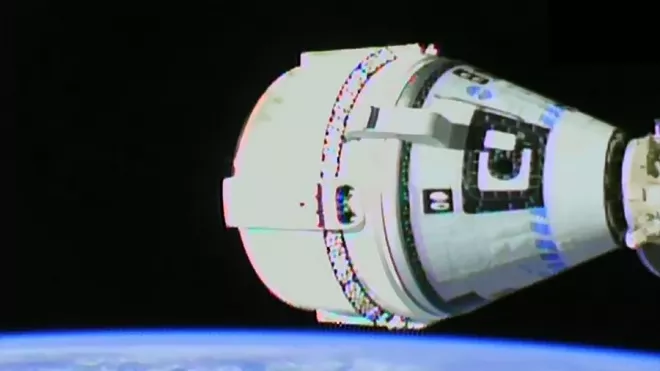 kosmická loď CST-100 Starliner dokuje na ISS