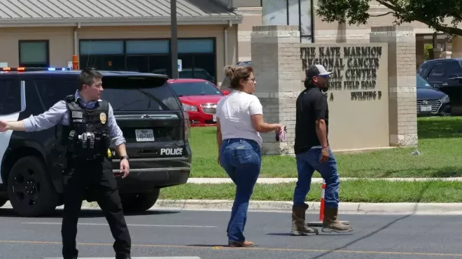 Nejméně 19 dětí a dva dospělé zabil v úterý střelec vyzbrojený útočnou puškou na základní škole v texaském městečku Uvalde, které se stalo dějištěm další z dlouhé řady hromadných vražd na veřejných místech ve Spojených státech. Informovala o tom místní policie, která předtím útočníka zabila. 