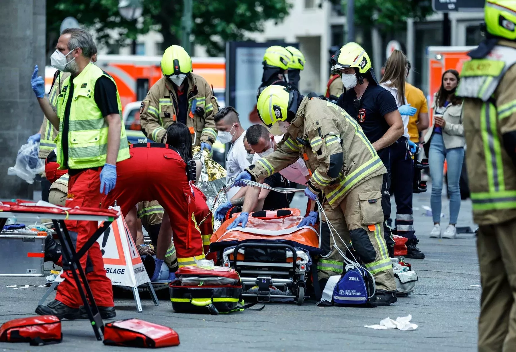 Záchranné složky zasahují poté, co v Berlíně najelo auto do davu. (8.6.2022)