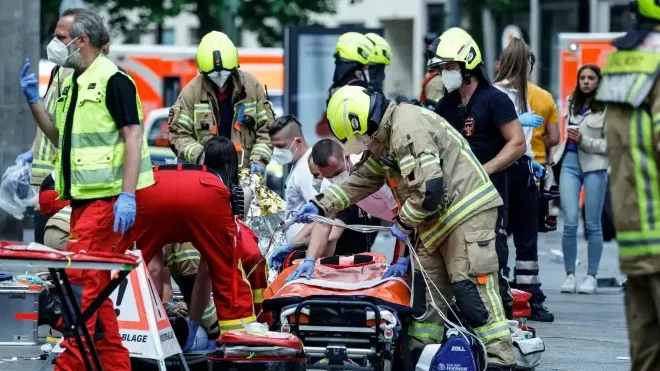 Záchranné složky zasahují poté, co v Berlíně najelo auto do davu. (8.6.2022)