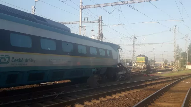 Vlak pendolino odjíždějící do Prahy se dnes brzo ráno srazil ve stanici Bohumín na Karvinsku s posunovací lokomotivou. Srážku nepřežil strojvedoucí. Ve vlaku se lehce zranila členka vlakového personálu, na posunovací lokomotivě čtyři zaměstnanci společnosti ČD Cargo. 