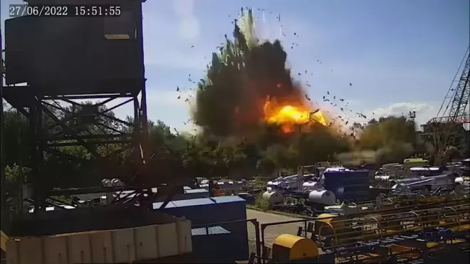 Zelenskyj zveřejnil záznam z videokamery, která zachytila dopad rakety na Kremenčuk