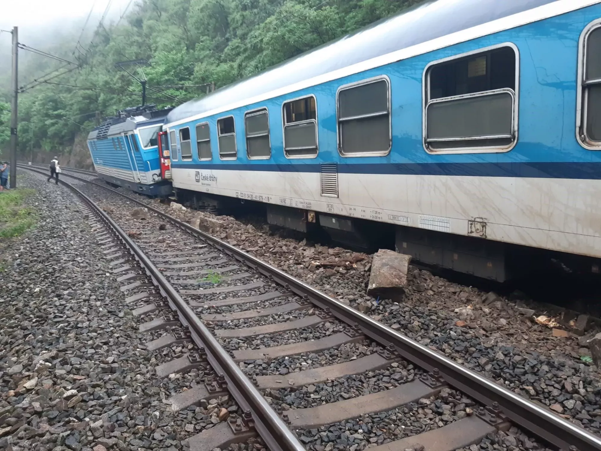 Mezi Karlštejnem a Zadní Třebaní narazil vlak do spadlé skály