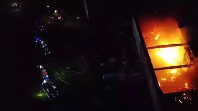V Zápech u Prahy hoří hala s autodíly