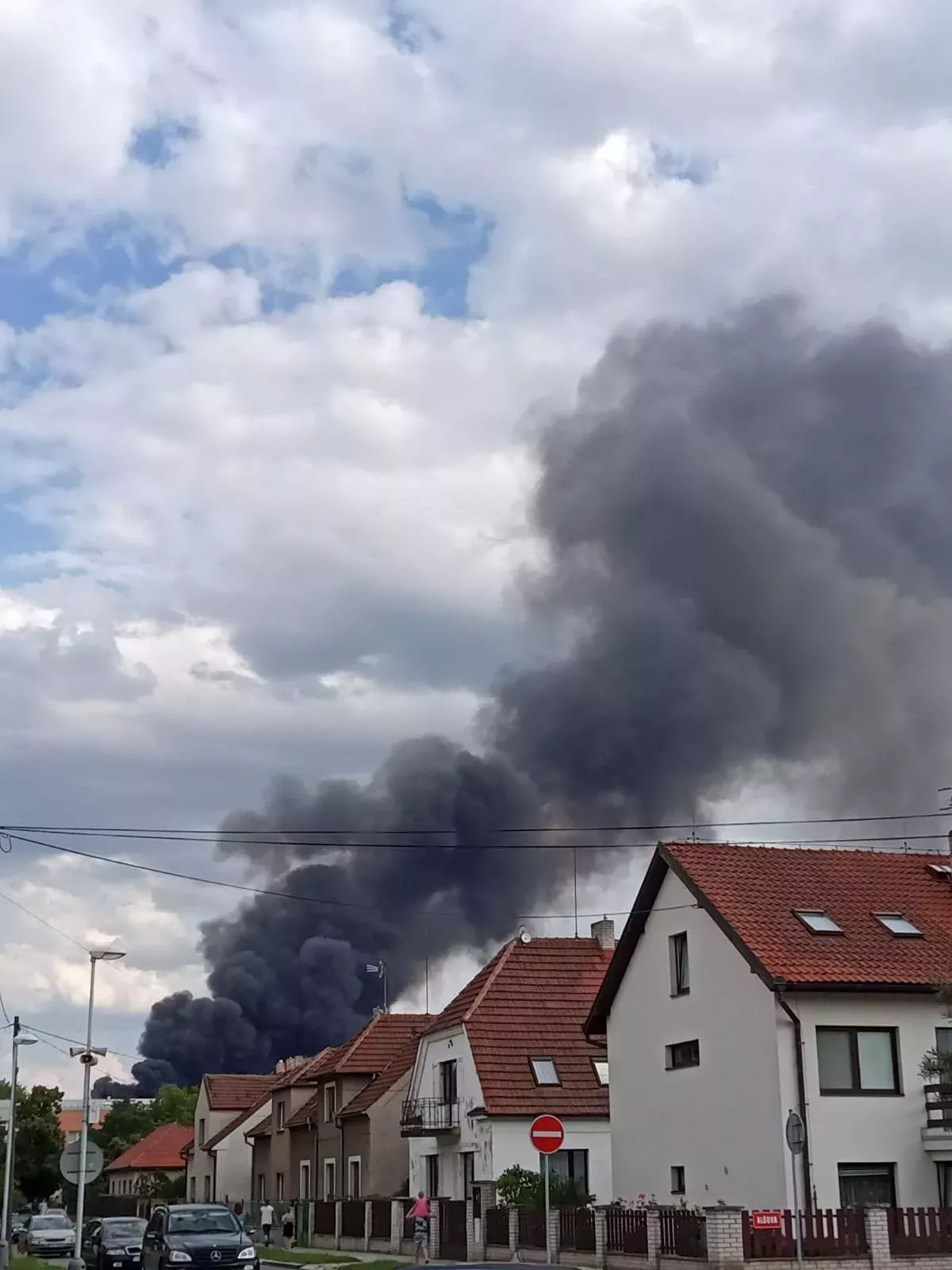 V Kralupech nad Vltavou hoří plastový odpad. (5.7.2022)