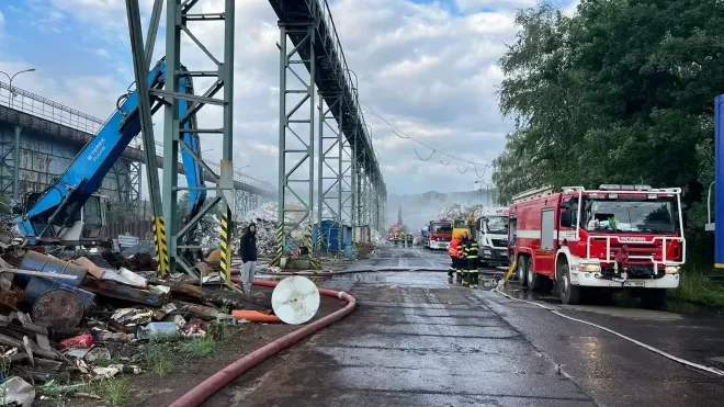 V Kralupech nad Vltavou hasiči pokračují v likvidaci rozsáhlého požáru plastového odpadu v areálu kovošrotu