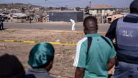 Kriminalisté na místě střelby v jihoafrickém Sowetu. (10.7.2022)