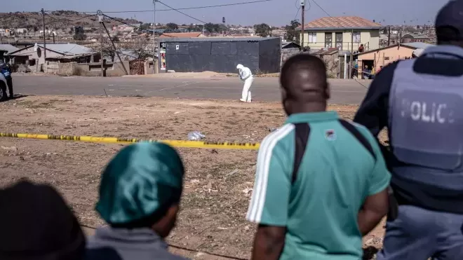 Kriminalisté na místě střelby v jihoafrickém Sowetu. (10.7.2022)