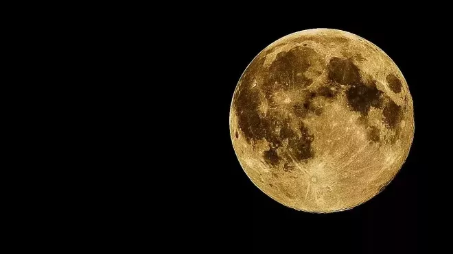 Dnes večer nastane superúplněk, pohledově bude Měsíc největší v letošním roce. Superúplněk je jev, kdy je Měsíc v úplňku a zároveň je na své dráze kolem Země nejblíže. Úkaz se letos objeví podruhé, první superúplněk byl v červnu.
