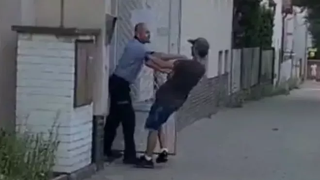 Policista v Praze srazil před služebnou na zem muže