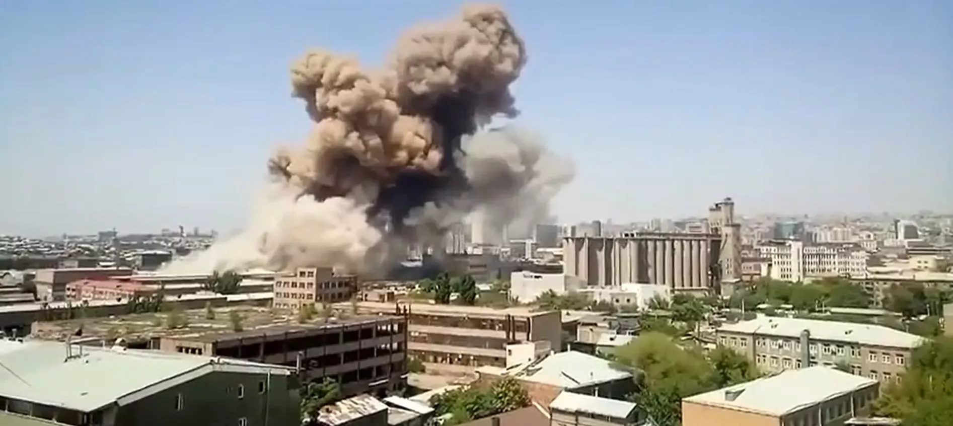 Obří exploze dnes otřásla obchodním centrem Surmalu v arménské metropoli Jerevan