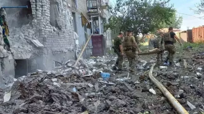 Raketomety HIMARS, které díky dodávkám ze Spojených států nyní používá ukrajinská armáda, údajně zasáhly základnu ruské žoldnéřské Wagnerovy (v ruském přepisu Vagnerovy) skupiny v okupovaném ukrajinském městě Popasna. 